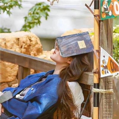 独家爆料：圈内老戏骨机场牵手女助理，公司火速否认，长达一周